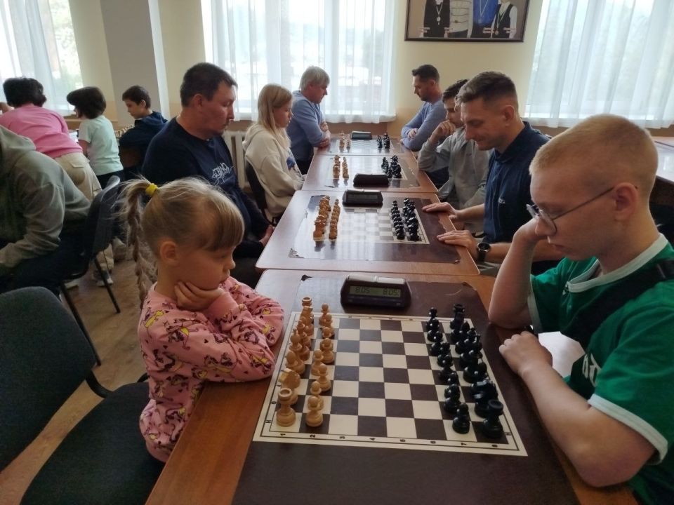 Семейный турнир. В шахматном клубе МБОУ «Школа-гимназия №1» состоялся турнир по шахматам среди семейных команд, посвященный Дню отца Семейный турнир. В шахматном клубе МБОУ «Школа-гимназия №1» состоялся турнир по шахматам среди семейных команд, посвященный Дню отца
