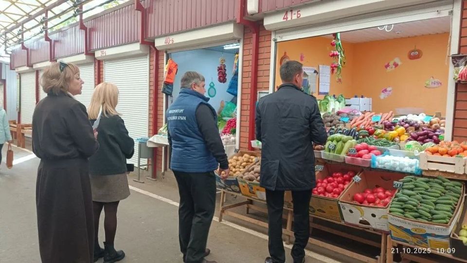 Сотрудники Минпромторга Крыма совместно целью стабилизации ценовой ситуации провели очередной выездной мониторинг рынков Симферополя Сотрудники Минпромторга Крыма совместно целью стабилизации ценовой ситуации провели очередной выездной мониторинг рынков Симферополя