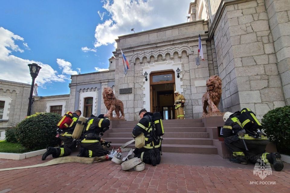 В "Юсуповском дворцово - парковом, садовом комплексе" ФГБУ "Комплекс "Крым" Управления делами Президента Российской Федерации ликвидировали условный пожар В "Юсуповском дворцово - парковом, садовом комплексе" ФГБУ "Комплекс "Крым" Управления делами Президента Российской Федерации ликвидировали условный пожар