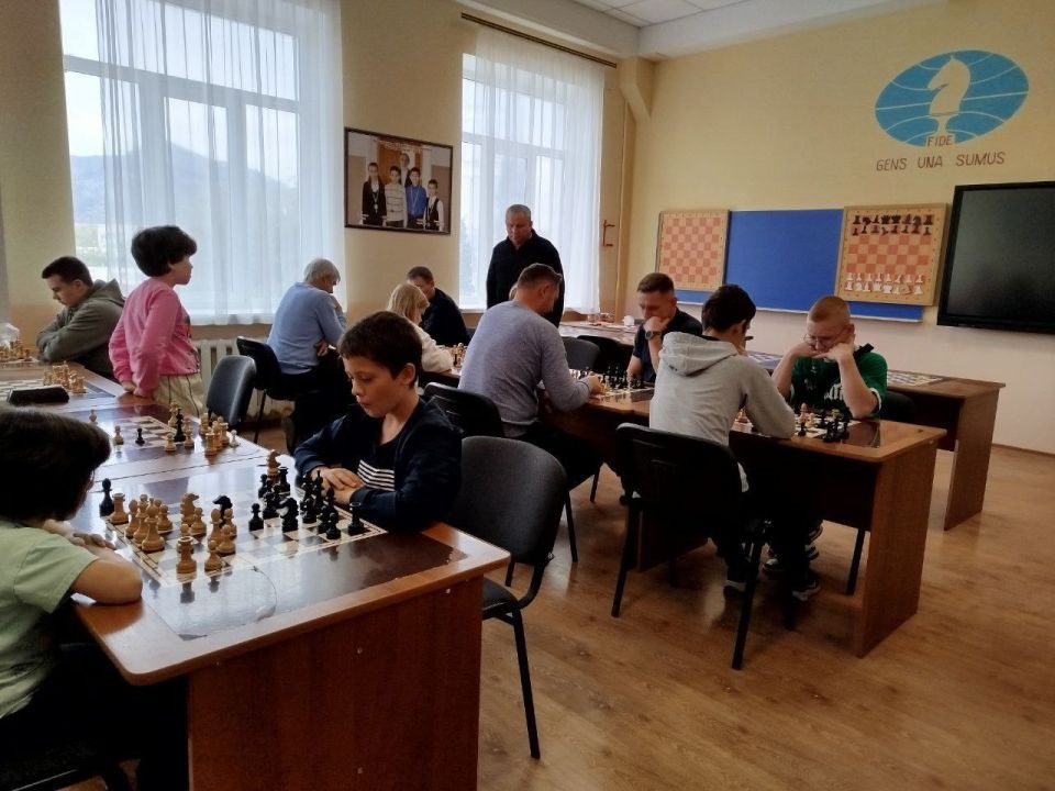 Семейный турнир. В шахматном клубе МБОУ «Школа-гимназия №1» состоялся турнир по шахматам среди семейных команд, посвященный Дню отца Семейный турнир. В шахматном клубе МБОУ «Школа-гимназия №1» состоялся турнир по шахматам среди семейных команд, посвященный Дню отца