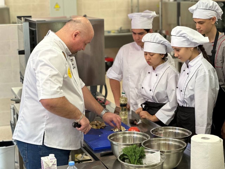 В Ялтинском экономико-технологическом колледже прошел кулинарный мастер-класс для студентов В Ялтинском экономико-технологическом колледже прошел кулинарный мастер-класс для студентов