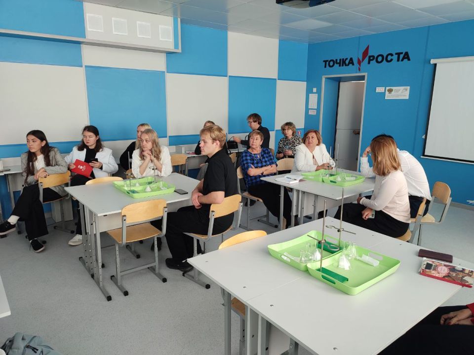20 октября 2025 на базе МБОУ «СОШ № 43» города Симферополя прошёл городской семинар для молодых учителей математики и физики на тему «Центр естественно-научной и технологической направленностей «Точка роста» как ресурс... 20 октября 2025 на базе МБОУ «СОШ № 43» города Симферополя прошёл городской семинар для молодых учителей математики и физики на тему «Центр естественно-научной и технологической направленностей «Точка роста» как ресурс...