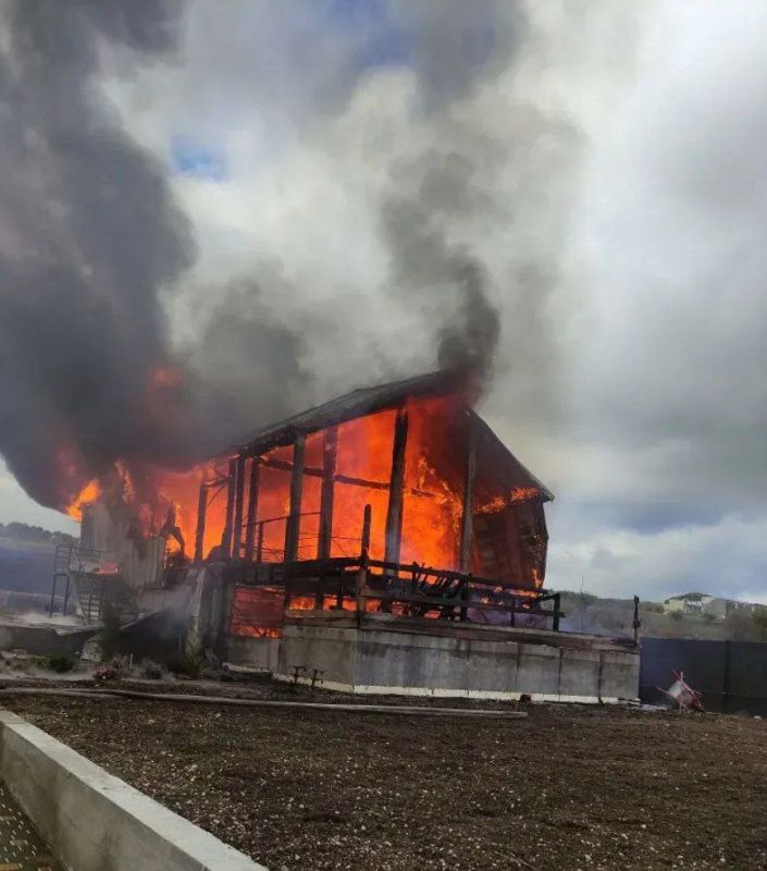 В Симферопольском районе крымские огнеборцы ликвидировали пожар в частном доме В Симферопольском районе крымские огнеборцы ликвидировали пожар в частном доме