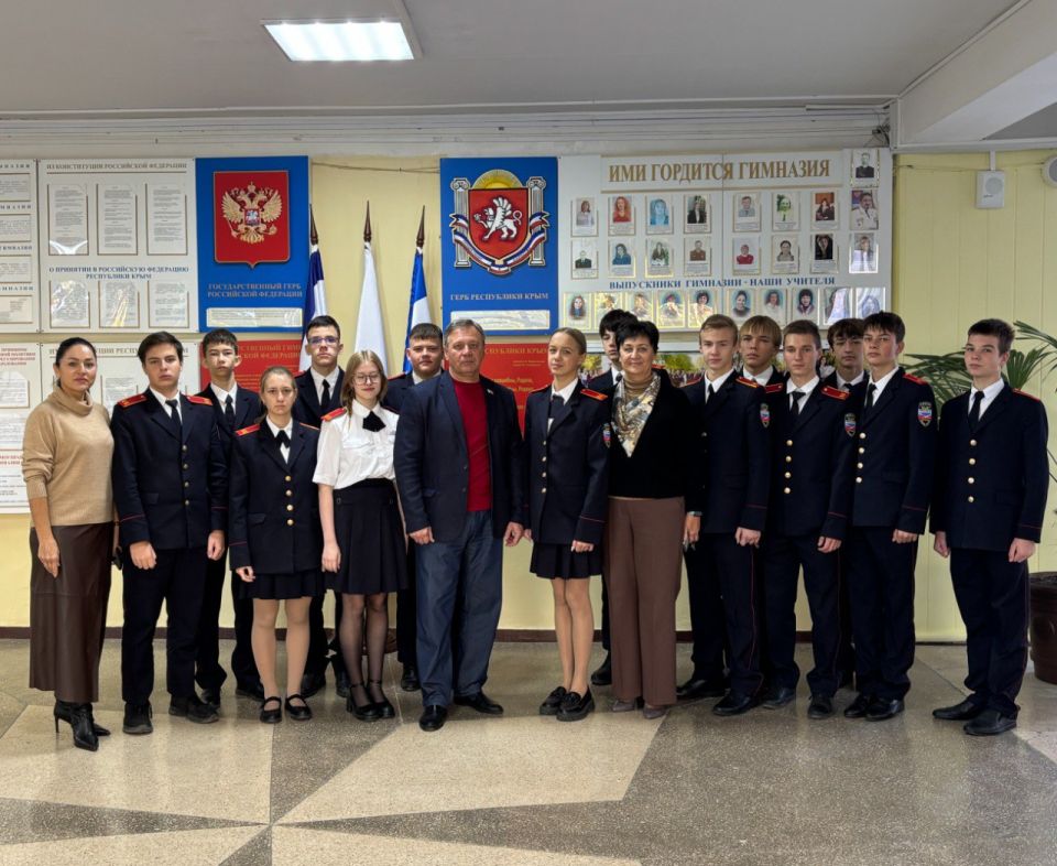 В Симферополе общественники провели для кадетских классов школы-гимназии № 11 «Урок мужества» В Симферополе общественники провели для кадетских классов школы-гимназии № 11 «Урок мужества»