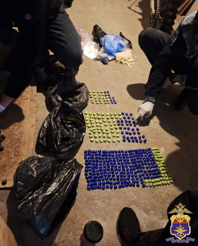 В Крыму транспортные полицейские изъяли из незаконного оборота крупную партию наркотиков В Крыму транспортные полицейские изъяли из незаконного оборота крупную партию наркотиков