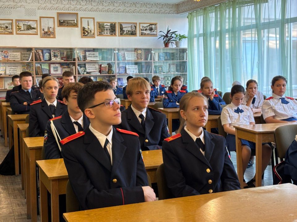 В Симферополе общественники провели для кадетских классов школы-гимназии № 11 «Урок мужества» В Симферополе общественники провели для кадетских классов школы-гимназии № 11 «Урок мужества»