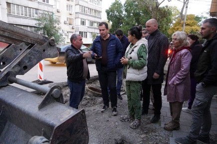 Глава администрации Керчи Олег Каторгин совместно с главой муниципального образования Денисом Колесником и представителями управляющей компании провели встречу с жителями пер