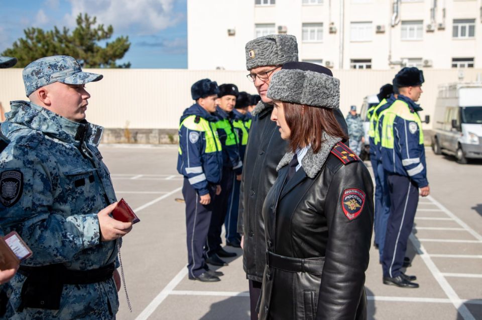 В Управлении МВД России по г. Севастополю состоялся ежегодный строевой смотр служб и подразделений В Управлении МВД России по г. Севастополю состоялся ежегодный строевой смотр служб и подразделений