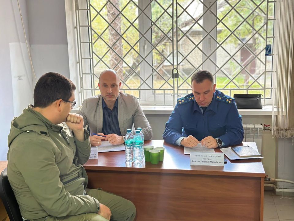 Попаснянский транспортный прокурор Дмитрий Толстых и директор бюро бесплатной юридической помощи Евгений Самохин провели совместный прием граждан Попаснянский транспортный прокурор Дмитрий Толстых и директор бюро бесплатной юридической помощи Евгений Самохин провели совместный прием граждан