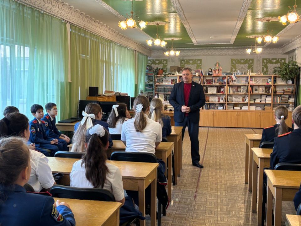 В Симферополе общественники провели для кадетских классов школы-гимназии № 11 «Урок мужества»