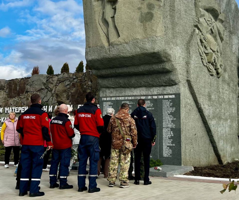 Сотрудники Алуштинского аварийно-спасательного отряда ГКУ РК «КРЫМ-СПАС» приняли участие в мероприятии, посвященном Дню памяти и славы крымских партизан и подпольщиков, который будет отмечаться 23 октября