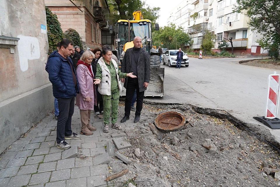 Глава администрации Керчи Олег Каторгин совместно с главой муниципального образования Денисом Колесником и представителями управляющей компании провели встречу с жителями пер Глава администрации Керчи Олег Каторгин совместно с главой муниципального образования Денисом Колесником и представителями управляющей компании провели встречу с жителями пер