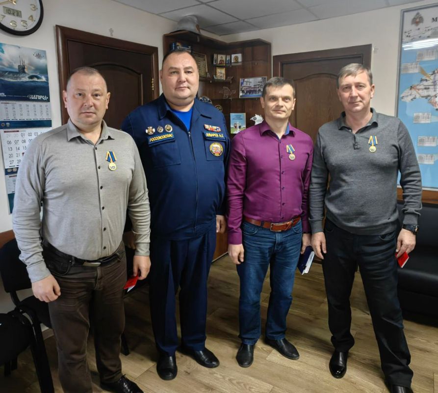 Алексей Ерёменко: Сегодня Президент Высшего совета Общероссийской общественной организации «Российский союз спасателей» Алексей Дударев вручил мне и моим коллегам, заместителю министра чрезвычайных ситуаций Республики Крым...