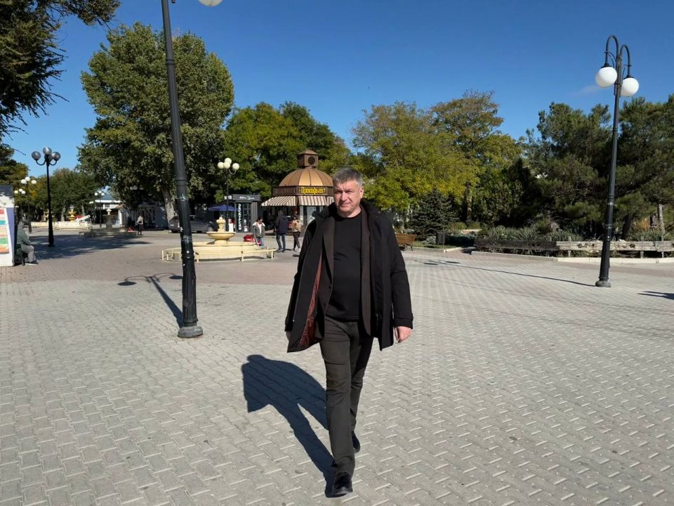 Александр Юрьев проверил качество санитарной очистки набережной Горького Александр Юрьев проверил качество санитарной очистки набережной Горького
