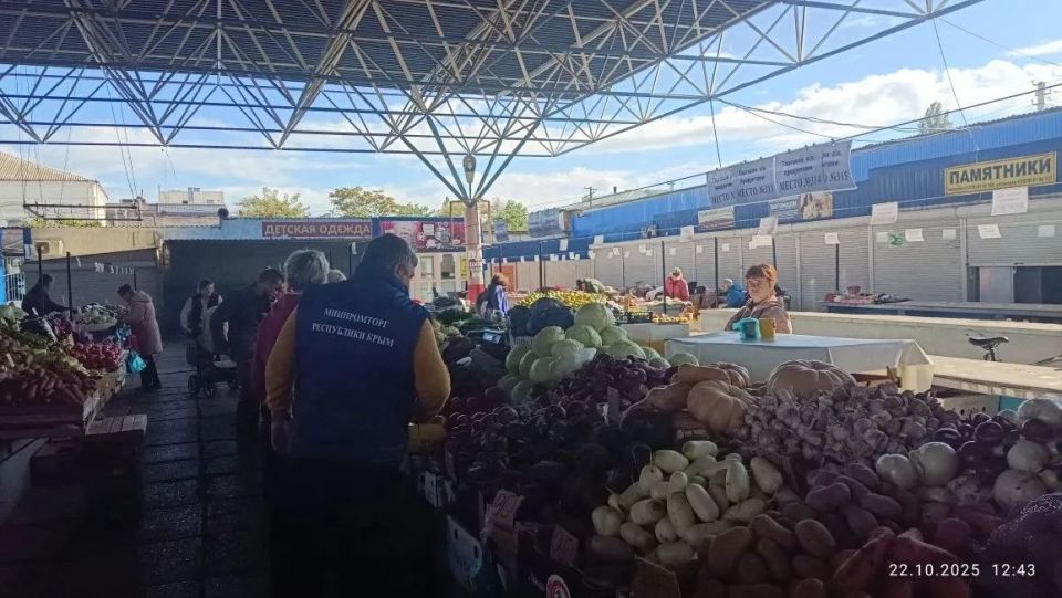 Сотрудники Минпромторга Крыма провели мониторинг цен в Феодосии и Белогорском районе Сотрудники Минпромторга Крыма провели мониторинг цен в Феодосии и Белогорском районе