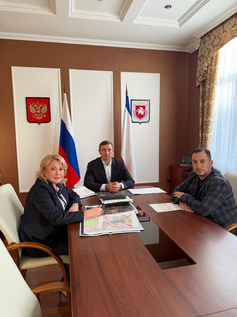 Янина Павленко: Сегодня в Симферополе провела рабочую встречу с Первым заместителем министра транспорта Республики Крым Арсением Козловским и CEO Рустехпроета Артуром Багиряном