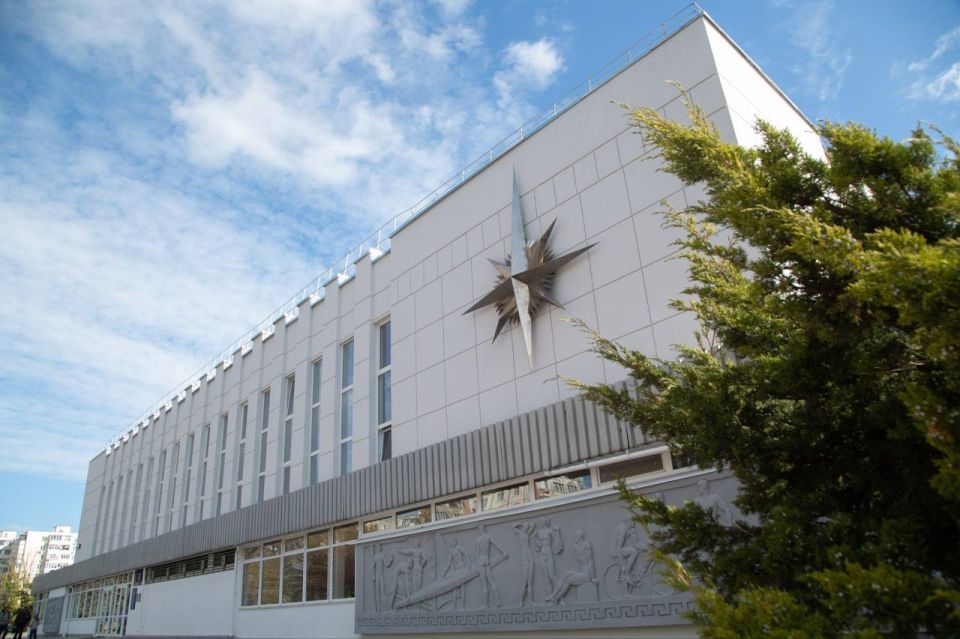 В Керчи строятся новые спортивные объекты, ремонтируются дороги, развиваются предприятия В Керчи строятся новые спортивные объекты, ремонтируются дороги, развиваются предприятия