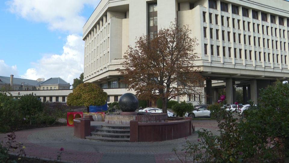 Капитальный ремонт стартовал в симферопольском сквере Республики, где установлен памятник «Вежливым людям» Капитальный ремонт стартовал в симферопольском сквере Республики, где установлен памятник «Вежливым людям»