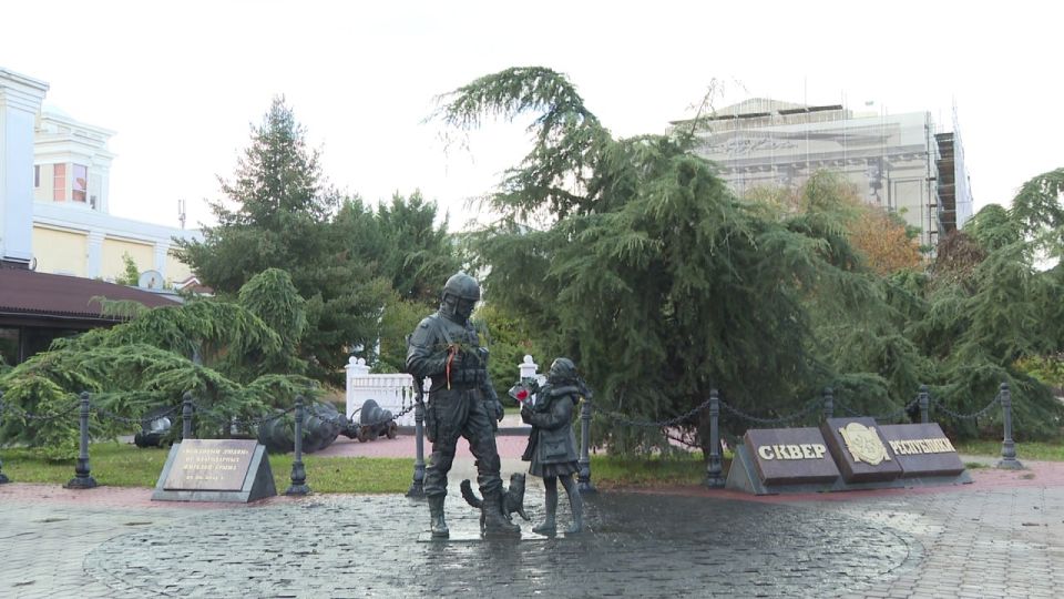 Капитальный ремонт стартовал в симферопольском сквере Республики, где установлен памятник «Вежливым людям» Капитальный ремонт стартовал в симферопольском сквере Республики, где установлен памятник «Вежливым людям»