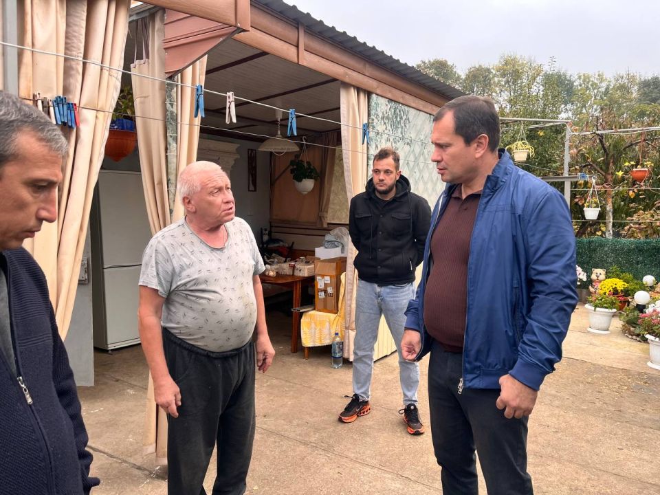 Глава администрации Олег Каторгин провел выездную встречу с жителями ул. Молодежной, 14, где обсуждались проблемы подачи теплоснабжения и отсутствие отопления в ряде квартир Глава администрации Олег Каторгин провел выездную встречу с жителями ул. Молодежной, 14, где обсуждались проблемы подачи теплоснабжения и отсутствие отопления в ряде квартир