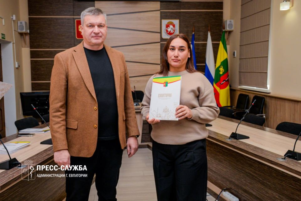 Жители Евпатории получили земельные участки и ключи от квартиры Жители Евпатории получили земельные участки и ключи от квартиры
