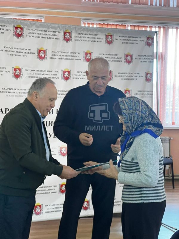 В Симферополе очередникам из числа реабилитированных народов Крыма вручили ключи от квартир В Симферополе очередникам из числа реабилитированных народов Крыма вручили ключи от квартир