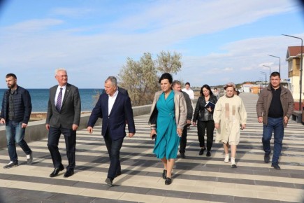 Ольга Урайкина: Продолжая свою рабочую поездку Владимир Константинов посетил набережную в с. Песчаном, где участников встречала Елена Кузнецова, глава администрации Песчановского сельского поселения