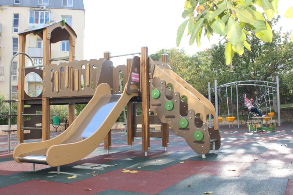 Владимир Ким: Продолжается работа по установке детских площадок на общественных и дворовых территориях Феодосийского округа Владимир Ким: Продолжается работа по установке детских площадок на общественных и дворовых территориях Феодосийского округа