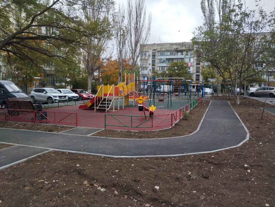 Владимир Ким: Продолжается работа по установке детских площадок на общественных и дворовых территориях Феодосийского округа Владимир Ким: Продолжается работа по установке детских площадок на общественных и дворовых территориях Феодосийского округа