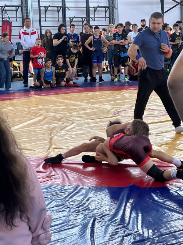 Денис Олейник: Сегодня в поселке Раздольное на базе физкультурно-оздоровительного комплекса проходит Х юбилейный Муниципальный турнир по греко-римской борьбе в честь Мастера спорта Советского Союза Патыка Валерия Семёновича... Денис Олейник: Сегодня в поселке Раздольное на базе физкультурно-оздоровительного комплекса проходит Х юбилейный Муниципальный турнир по греко-римской борьбе в честь Мастера спорта Советского Союза Патыка Валерия Семёновича...