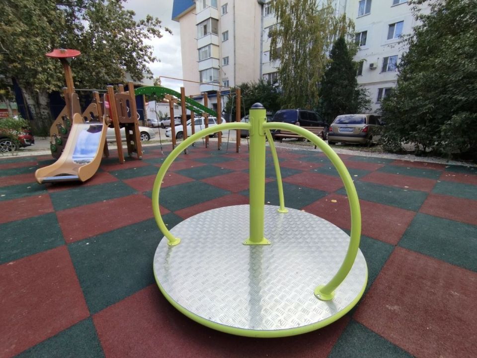 Владимир Ким: Продолжается работа по установке детских площадок на общественных и дворовых территориях Феодосийского округа Владимир Ким: Продолжается работа по установке детских площадок на общественных и дворовых территориях Феодосийского округа