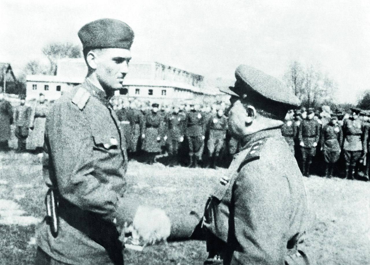 ТАБЛЕТКА ДЛЯ ПАМЯТИ. 28 июля 1942 года Иосиф Сталин подписал один из самых драматичных документов Великой Отечественной войны — знаменитый Приказ № 227: «Ни шагу назад» ТАБЛЕТКА ДЛЯ ПАМЯТИ. 28 июля 1942 года Иосиф Сталин подписал один из самых драматичных документов Великой Отечественной войны — знаменитый Приказ № 227: «Ни шагу назад»