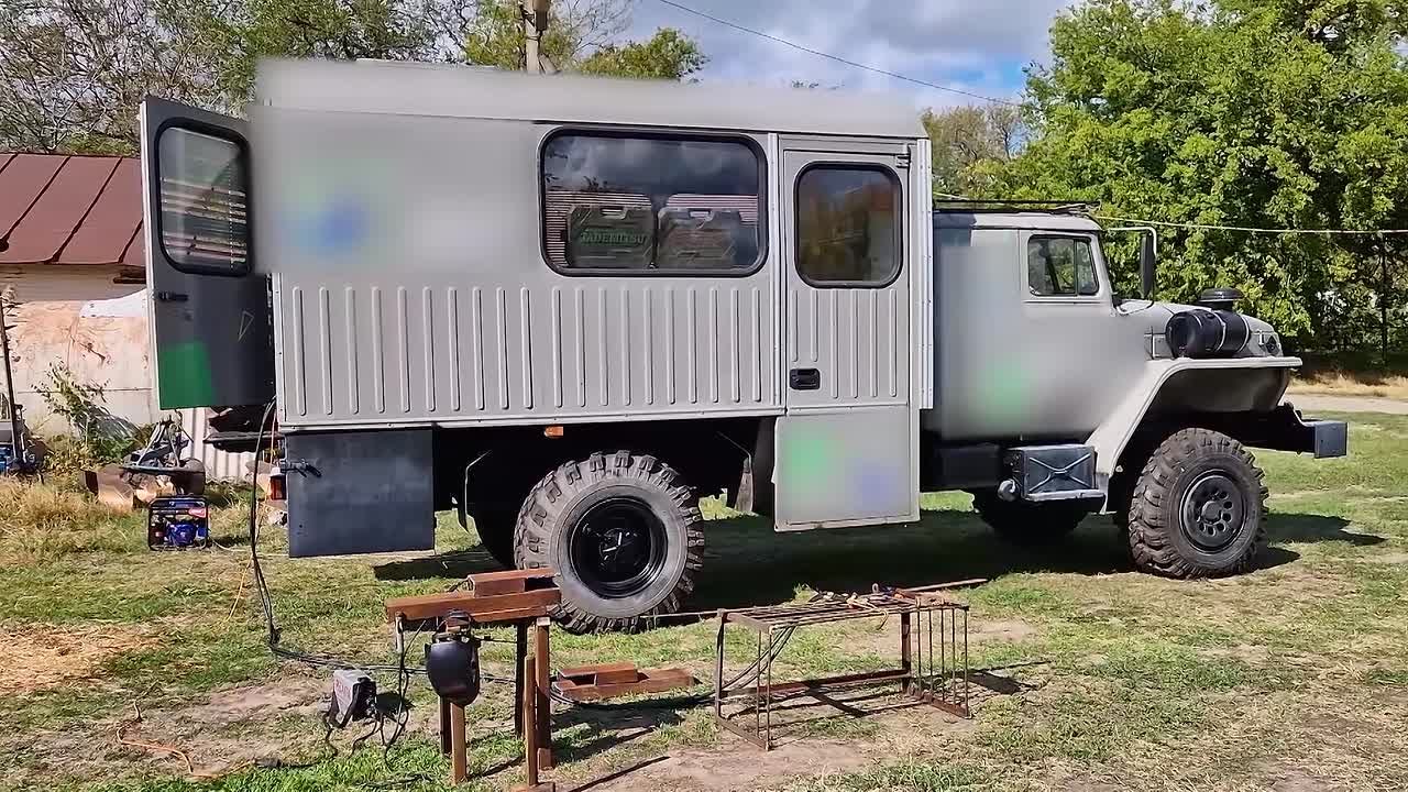 Десантники ВС РФ в зоне СВО переоборудовали грузовой автомобиль в мобильную ремонтную мастерскую