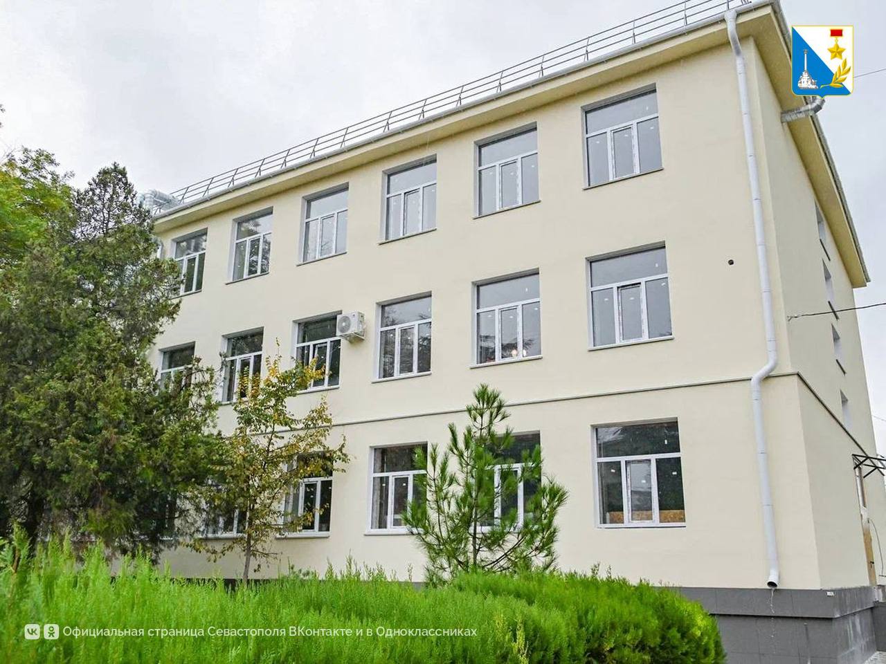 Ремонтируем школы. В рамках нацпроекта «Молодежь и дети» капремонт основного здания школы №43 имени дважды Героя Советского Союза В.Д. Лавриненкова уже выполнен на 90%, а школьный тир уже готов