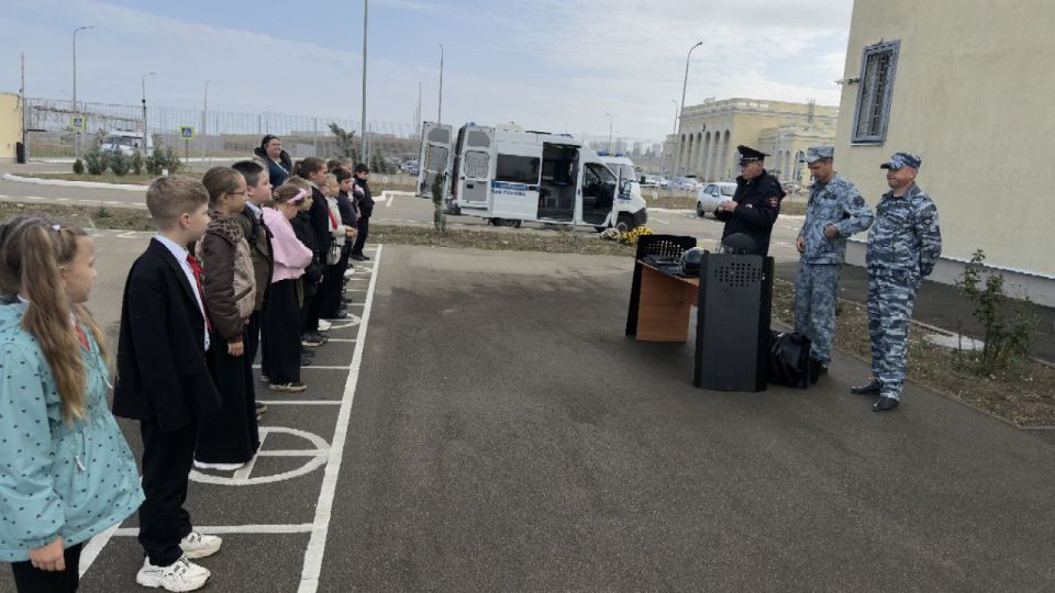 Школьники побывали в гостях у транспортной полиции Керчи Школьники побывали в гостях у транспортной полиции Керчи