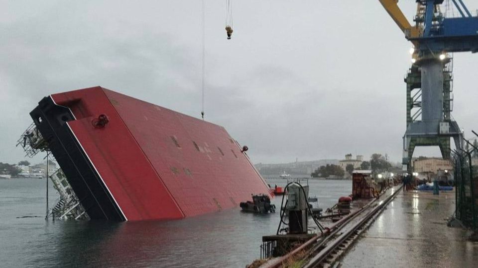 Два человека погибли, два десятка ранены, в результате переворота плавучего крана в Севастополе