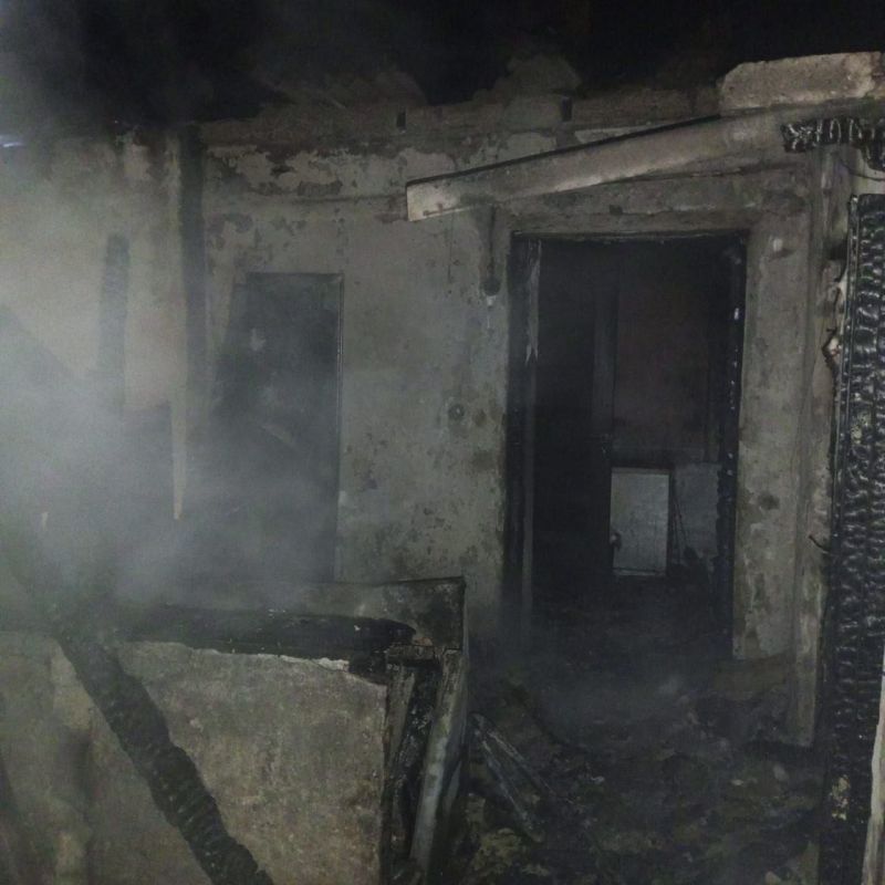 Крымские огнеборцы ликвидировали возгорание кровли жилого дома в Советском районе