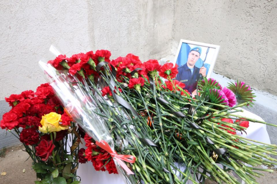 В Керчи увековечили память бойца СВО Олега Дымаева В Керчи увековечили память бойца СВО Олега Дымаева