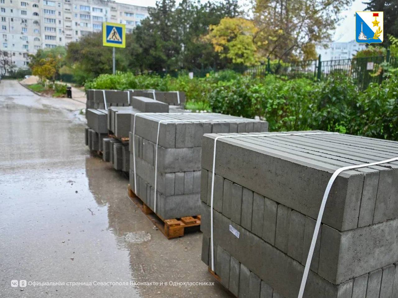 Создаем пешеходные зоны. В районе детского сада №131 на проспекте Октябрьской Революции создают современную и безопасную пешеходную инфраструктуру