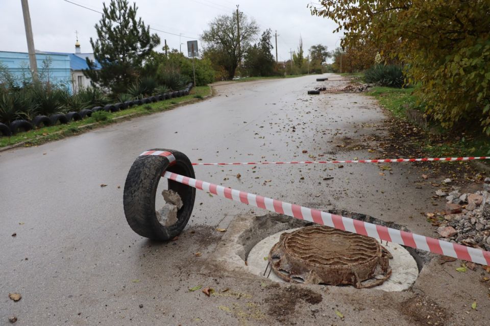 В районе Мичурино продолжается ремонт аварийных люков на улице Нижнесадовой В районе Мичурино продолжается ремонт аварийных люков на улице Нижнесадовой