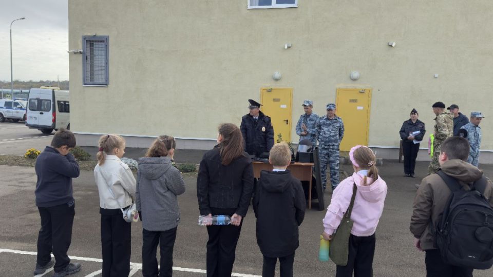 Школьники побывали в гостях у транспортной полиции Керчи Школьники побывали в гостях у транспортной полиции Керчи