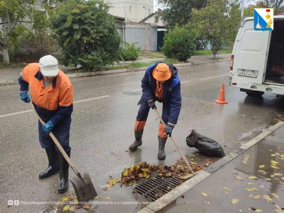 За окном непогода, а это значит, что сотрудники «Водоканала» работают в усиленном режиме, чистя ливневки по всему городу За окном непогода, а это значит, что сотрудники «Водоканала» работают в усиленном режиме, чистя ливневки по всему городу
