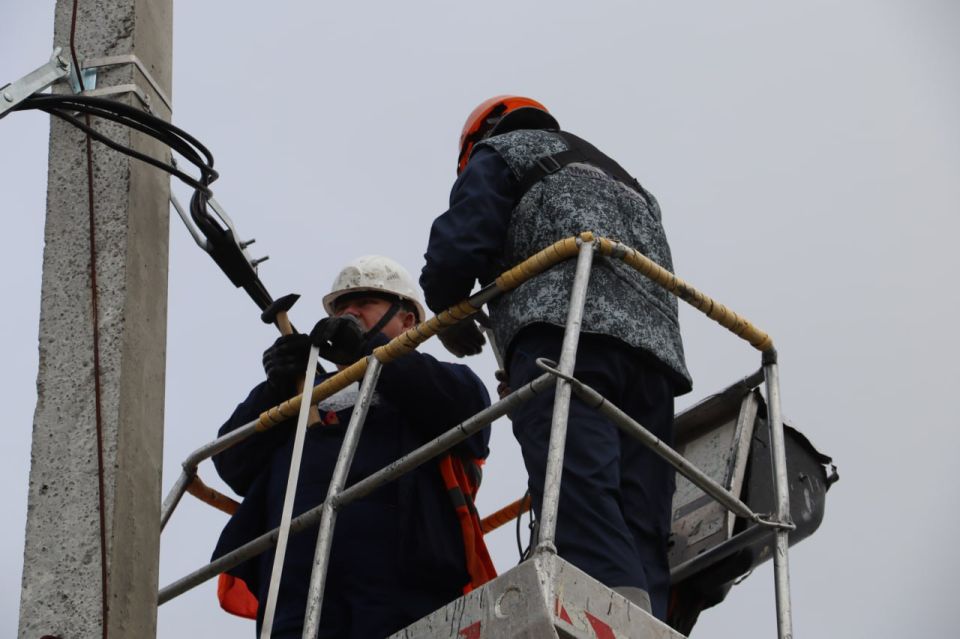 Сотрудники ООО «Горсвет-Керчь» работают над монтажом новой линии наружного освещения от Воинского кладбища до Мемориала погибшим в Керченском политехническом колледже Сотрудники ООО «Горсвет-Керчь» работают над монтажом новой линии наружного освещения от Воинского кладбища до Мемориала погибшим в Керченском политехническом колледже