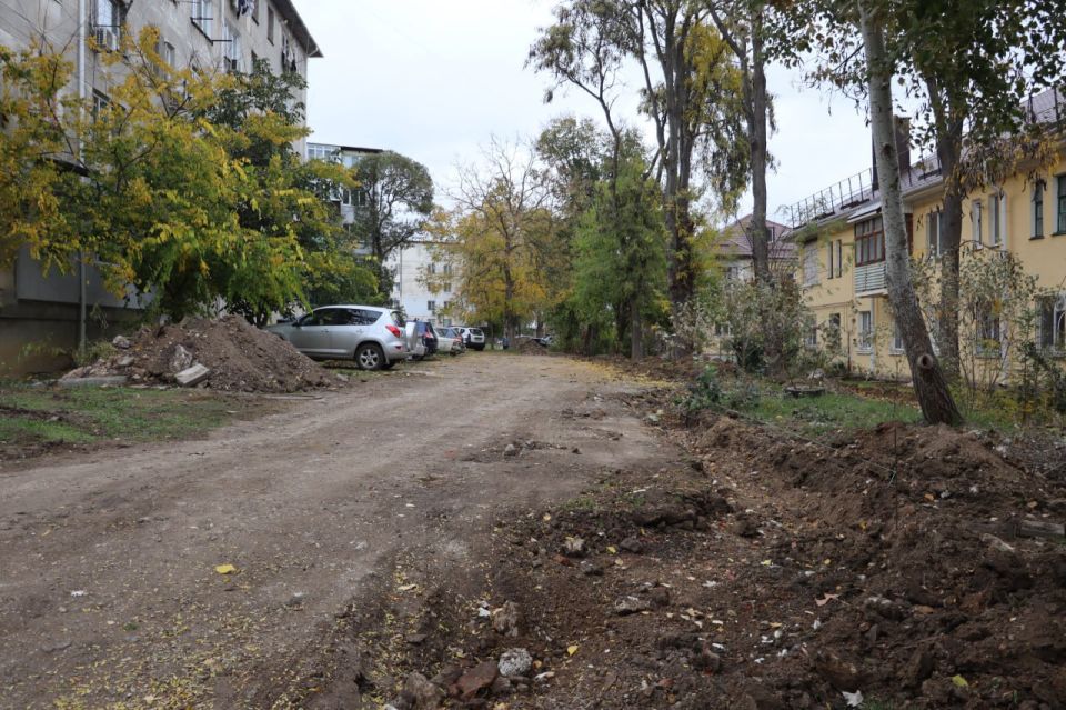 Работы по благоустройству большого двора по ул. Славы, 25/12, 23, 21, Фестивальной, 2, 6, Всесоюзной, 10 вышли на завершающий этап Работы по благоустройству большого двора по ул. Славы, 25/12, 23, 21, Фестивальной, 2, 6, Всесоюзной, 10 вышли на завершающий этап