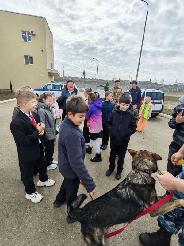 Школьники побывали в гостях у транспортной полиции Керчи Школьники побывали в гостях у транспортной полиции Керчи