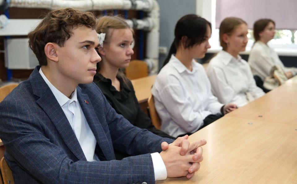 В Крыму продолжаются профориентационные мероприятия для школьников В Крыму продолжаются профориентационные мероприятия для школьников