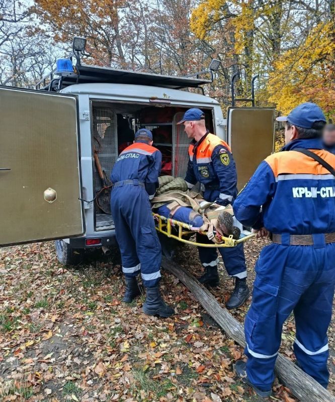 В горах Крыма спасли женщину с травмой ноги В горах Крыма спасли женщину с травмой ноги