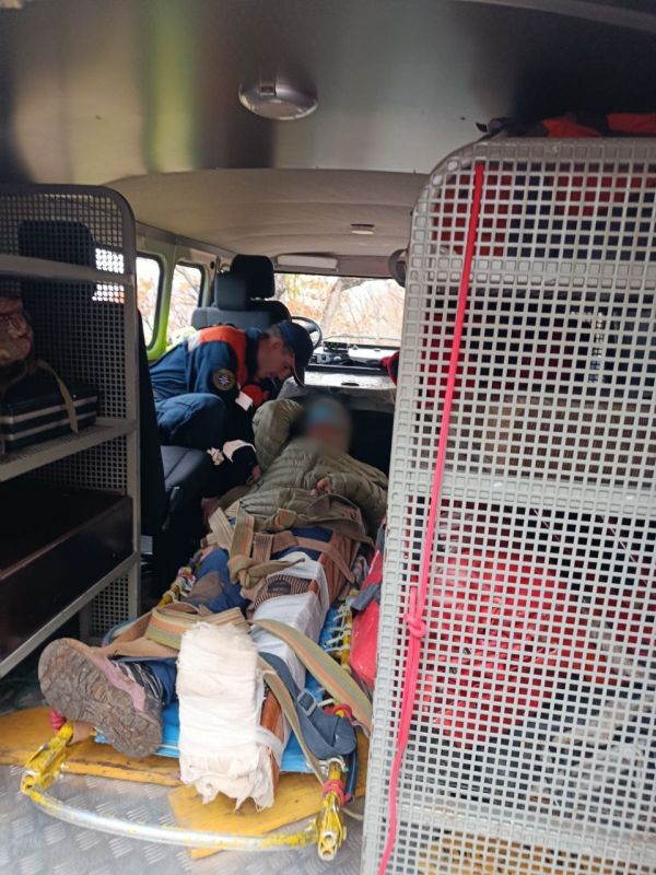 В горах Крыма спасли женщину с травмой ноги В горах Крыма спасли женщину с травмой ноги