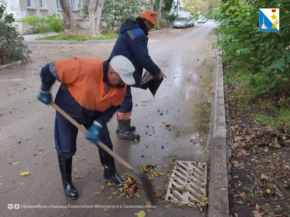 За окном непогода, а это значит, что сотрудники «Водоканала» работают в усиленном режиме, чистя ливневки по всему городу За окном непогода, а это значит, что сотрудники «Водоканала» работают в усиленном режиме, чистя ливневки по всему городу