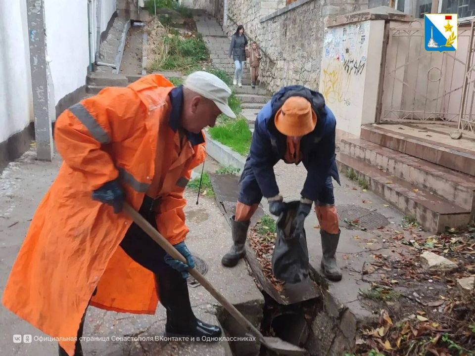 За окном непогода, а это значит, что сотрудники «Водоканала» работают в усиленном режиме, чистя ливневки по всему городу За окном непогода, а это значит, что сотрудники «Водоканала» работают в усиленном режиме, чистя ливневки по всему городу